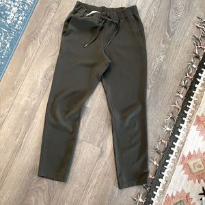 Lululemon on the fly pants sz 4